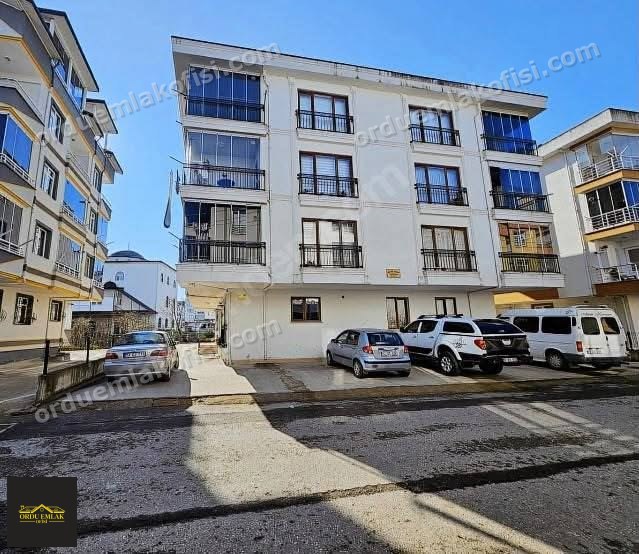 Şirinevler mahallesi şirin pazara yakın SATILIK DAİRE