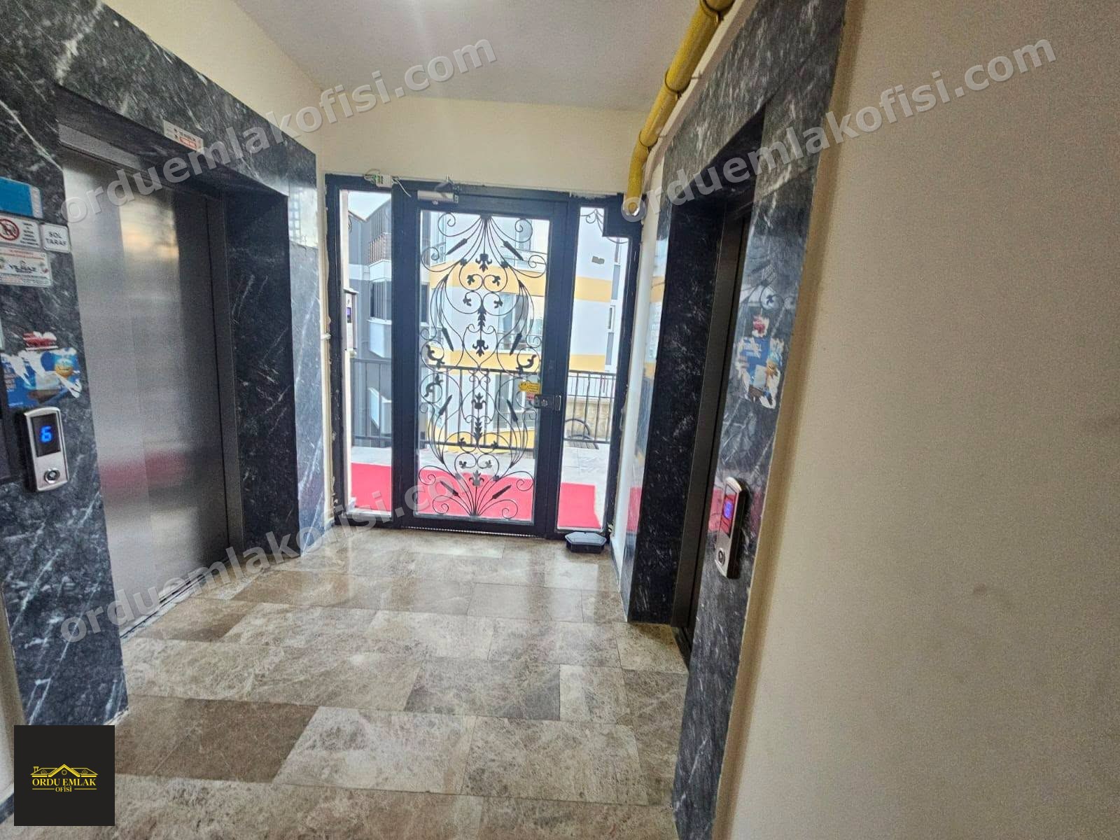Karşiyaka mahallesinde mavi park arkası yıldızlar flora sitesi